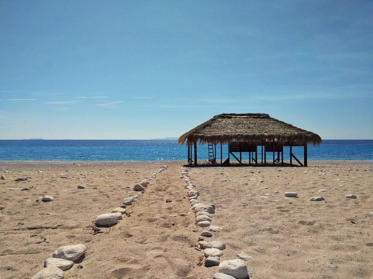 No, this is not the Maldives. It’s indeed an Albanian beach!