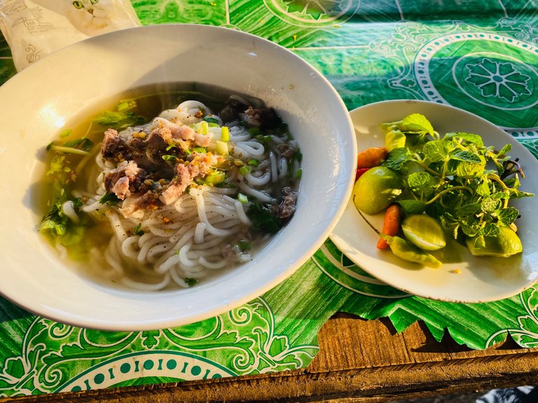 They didn't really let us choose our meals. Another sign that this probably wasn't a restaurant but we couldn't have communicated our wishes either way. But the soup was brilliant, it can't get any more authentic than this! We paid 15,000 Kip (1.50€) per person. 