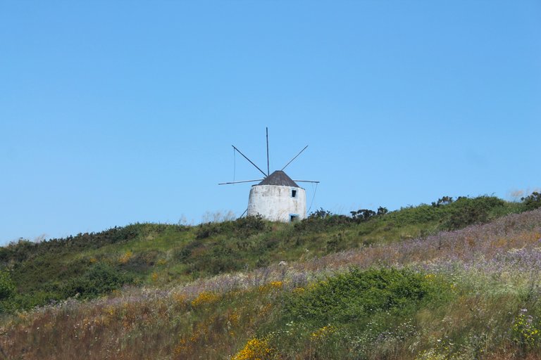 a mill with its accessories.JPG