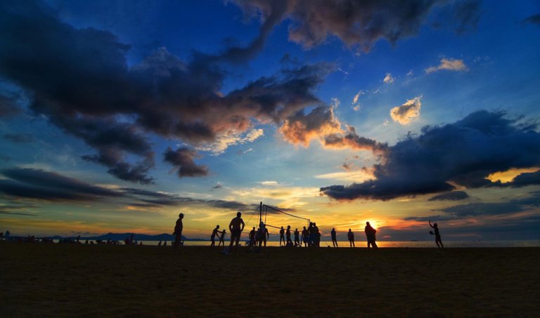 Before covid, the tourists would crowd the beach and play volleyball. The setting sun provide some nice shots. 