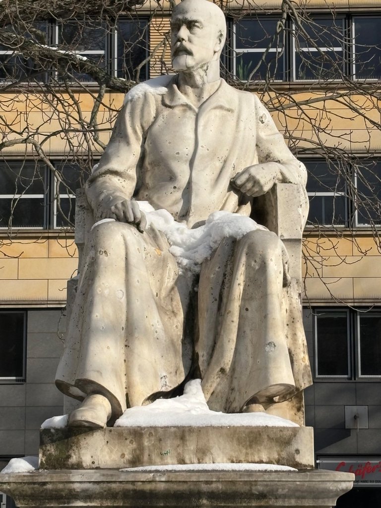 Robert-Koch-Platz: A Monument to a Pioneer of Medicine