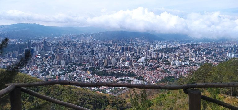   Vista de Caracas, vía a Galipán   /View of Caracas, on the road to Galipán      