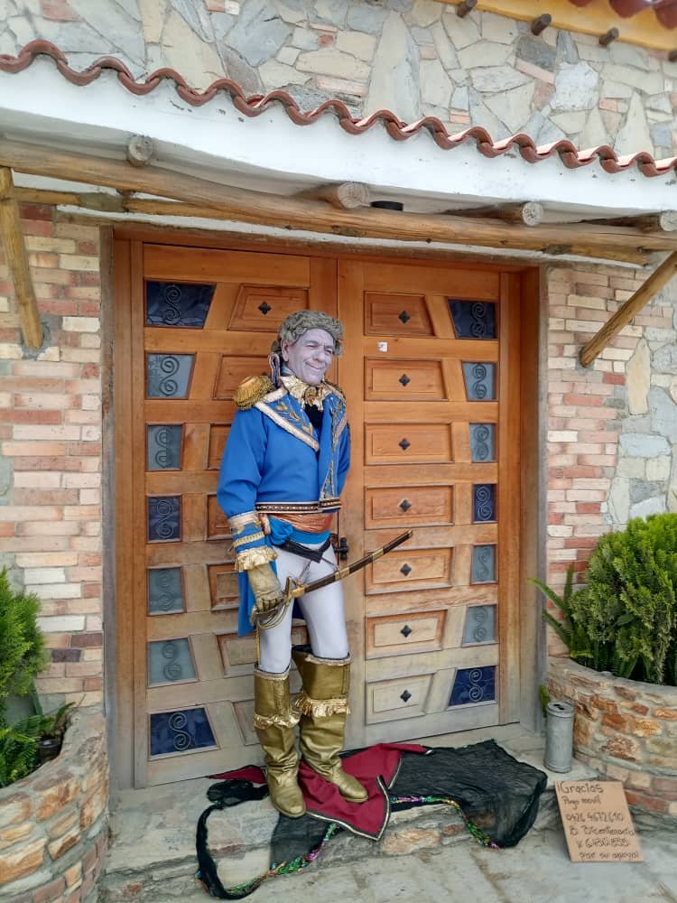 Un artista de calle interpretando al General Francisco de Miranda/A street performer interpreting General Francisco de Miranda 