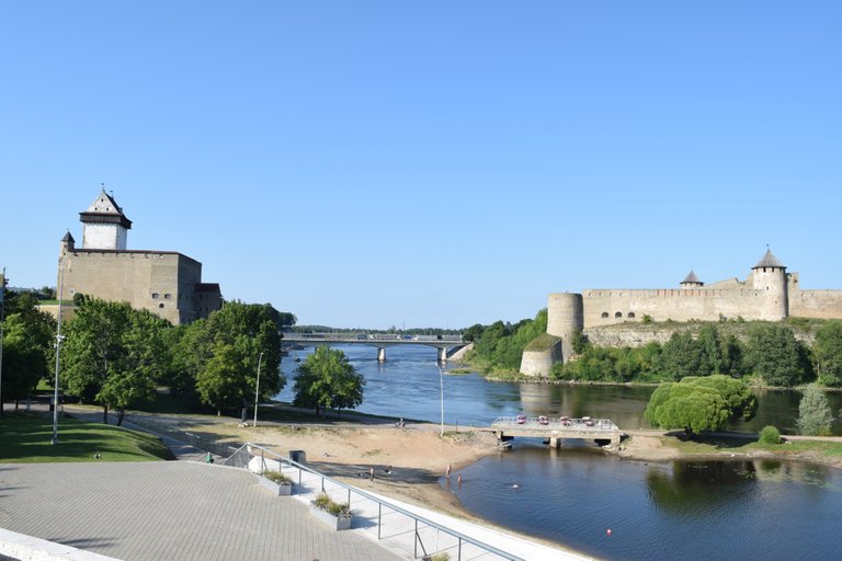 The bridge separating Russia and Estonia