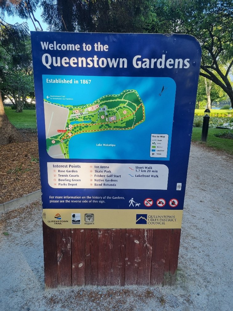 Queenstown parkrun is held entirely within the Queenstown Gardens. As you can see from the map, the gardens are surrounded by the lake and since the parkrun course runs alongside the lake it makes it a *spectacular* parkrun. In fact, of the 132 different parkruns I’ve visited, Queenstown parkrun is now my favourite because it’s *that* beautiful.