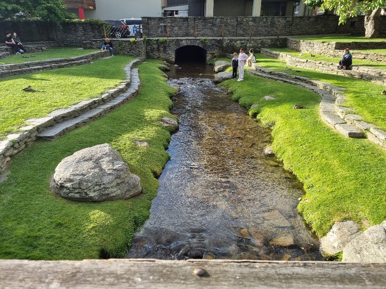 It looked like a well-thought-out, well-maintained little spot and it was quite pretty with the water running through the middle. No wonder people like to sit there.