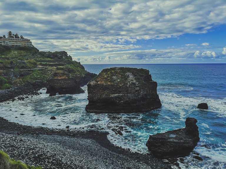   The northern side is not as spacious as the southern one. Eveything feels like it was molded by Teide itself. Photo by Alis Monte [CC BY-SA 4.0], via Connecting the Dots