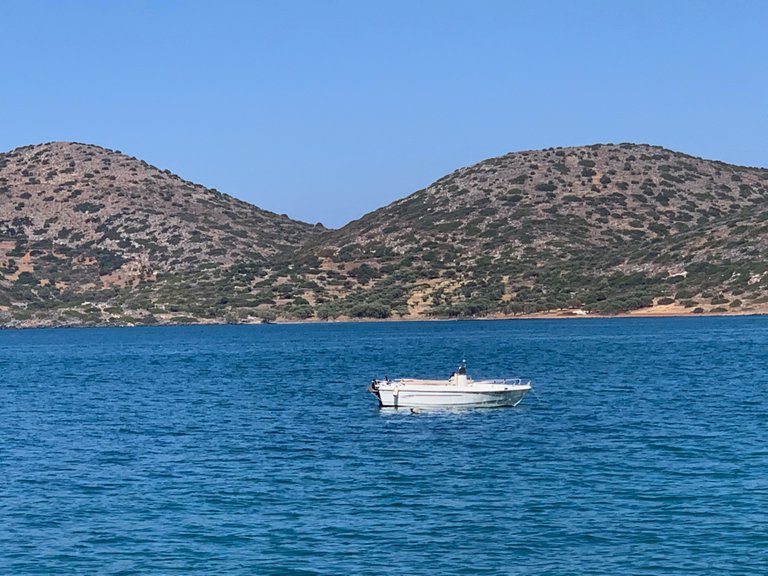 Lonly boat in front of Kolokytha