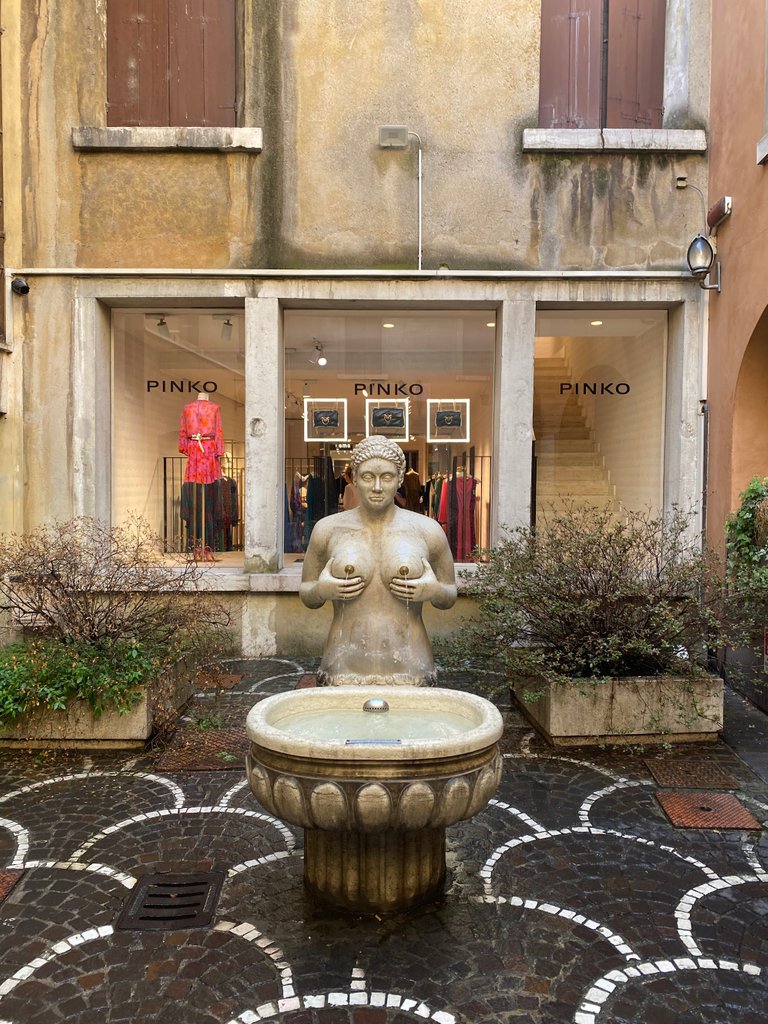 The copy of the Tette fountain, built in 1559