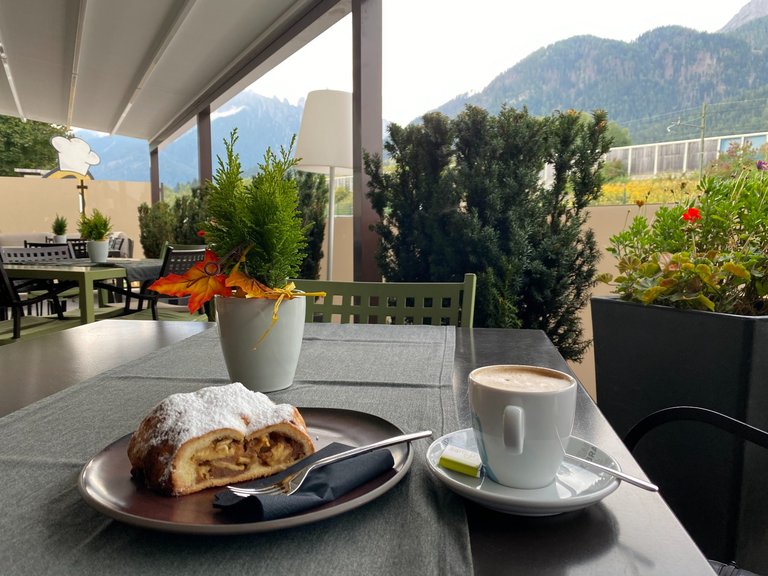 Capucino 2.3 EUR + apfelstrudel 4.5 EUR