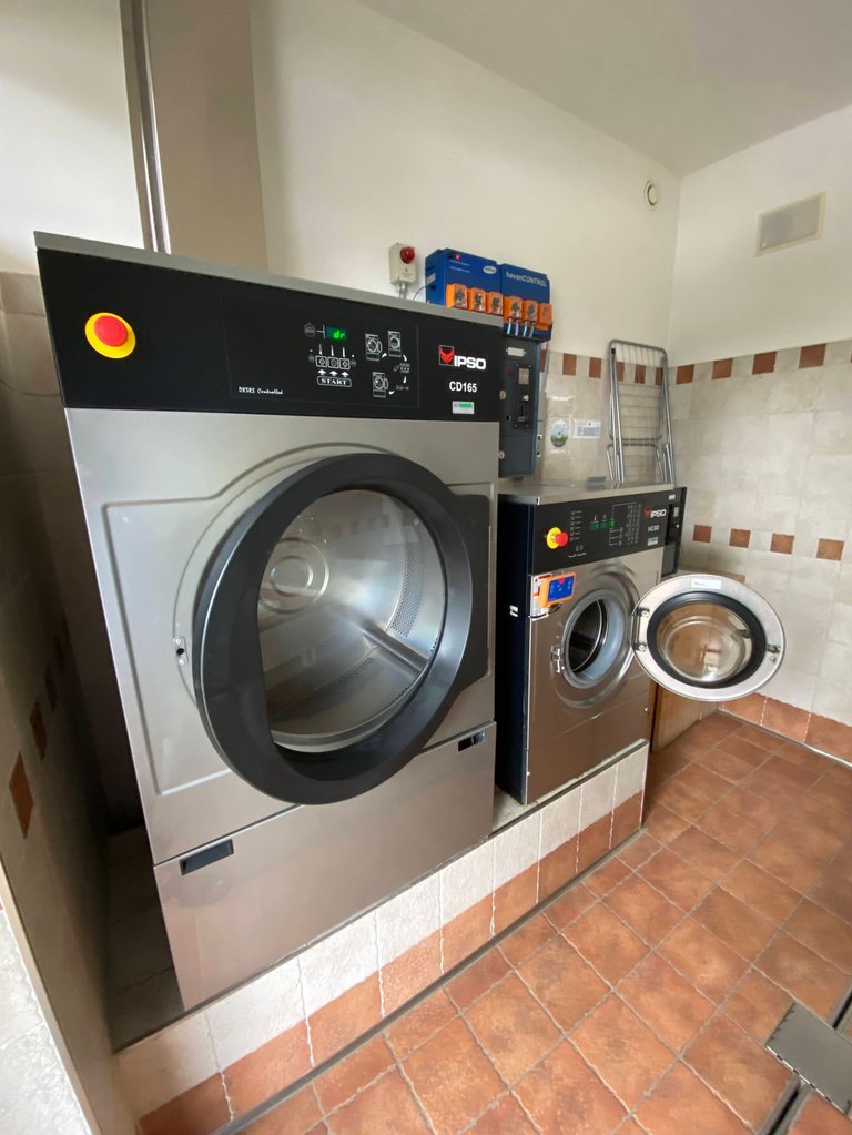 No excuse to stink while touring (4 EUR washing + 4 EUR drier)