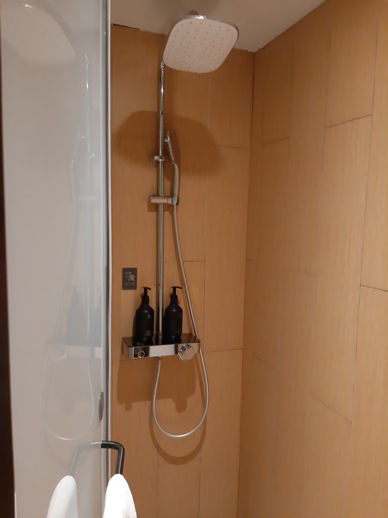 Shower Room with Shampoo & Conditoner