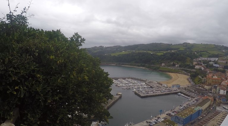 To the left we see the port of Getaria and, further on, Malkorbe beach, much quieter than the previous one.