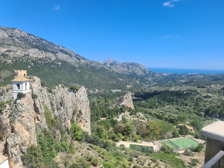 Close up of the King’s Castle and the cliff.