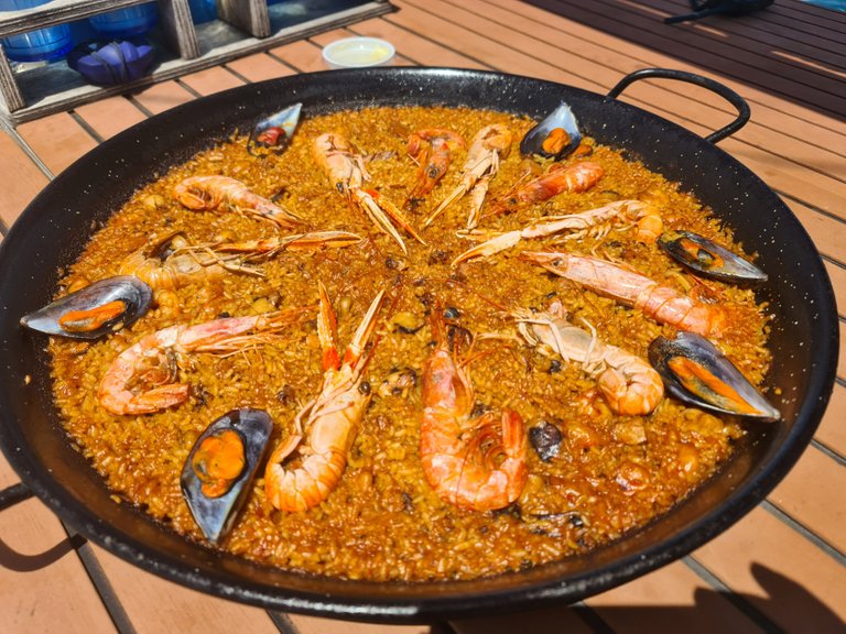 Seafood paella for 6 peopel, ship delivered (there’s a paella delivery service from the coast to your ship) (€90) (1).
