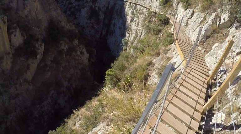 Depth of the gorge, between 50 and 60 meters high (1).