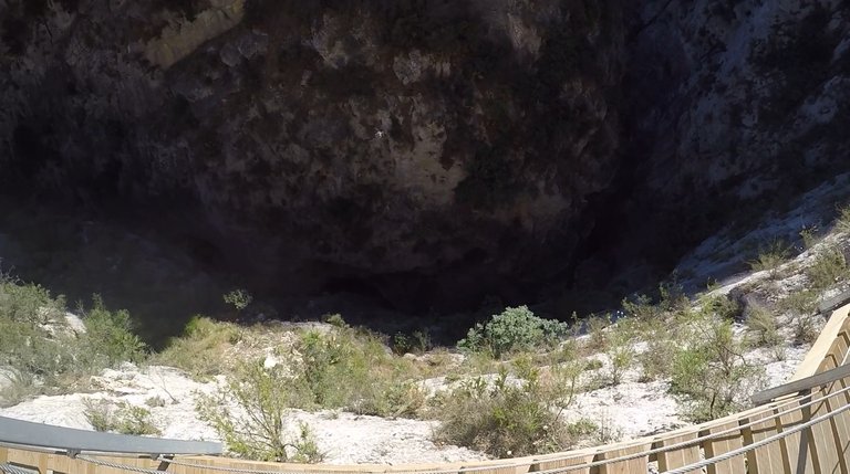 Depth of the gorge, between 50 and 60 meters high (2).