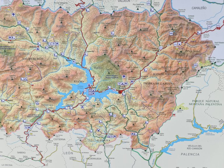 Detailed map (hiking trails, rivers, etc.) of the Leonese Picos de Europa and Boca de Huergano village location (red marker).