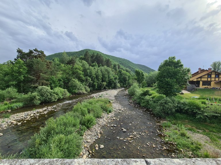 Esla river and a house, from the bridge (1).