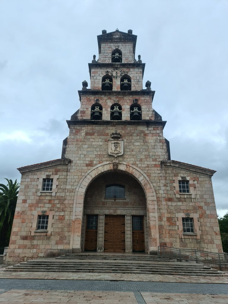 Church of Our Lady of the Assumption, a unique 33-meter-high parish church with three-storey bell tower located in the old town hall square. It was built on an old medieval temple (2).