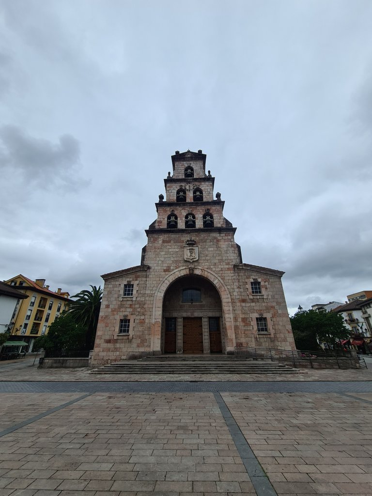 Church of Our Lady of the Assumption, a unique 33-meter-high parish church with three-storey bell tower located in the old town hall square. It was built on an old medieval temple (1).