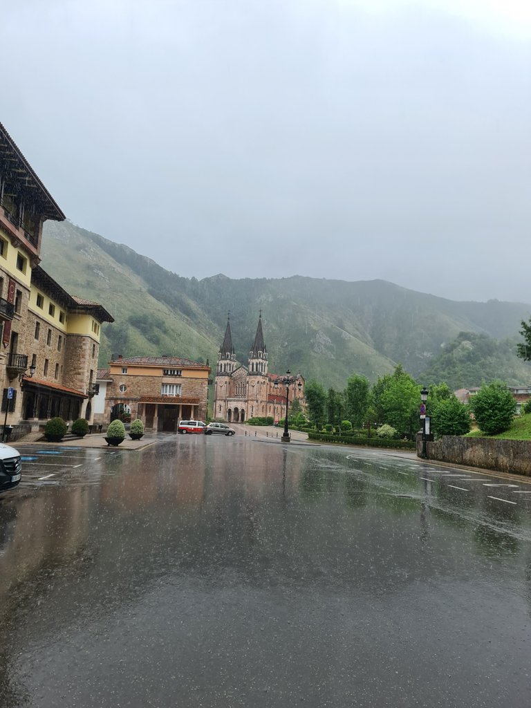 Basilica of Santa María la Real de Covadonga, on a rainy day (1).