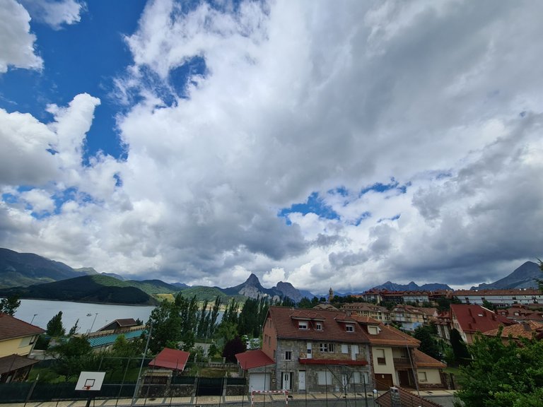 Perspective of the town from its eastern limit.