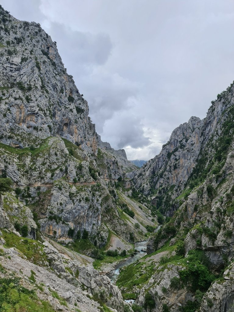 It seemed like a storm was coming, so I decided to turn back and head to the starting point since you should never mess with the mountain (anyways, I was almost close to the end of the route but I didn’t want to put myself in risk, even being well prepared) (1).