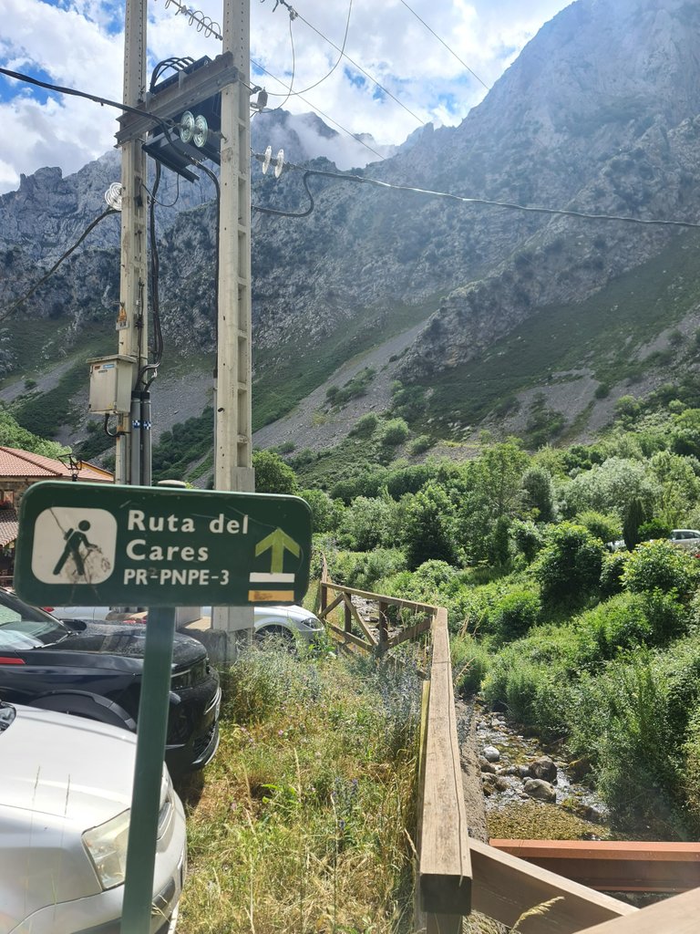 Start of the route in Caín de Valdeón hamlet.