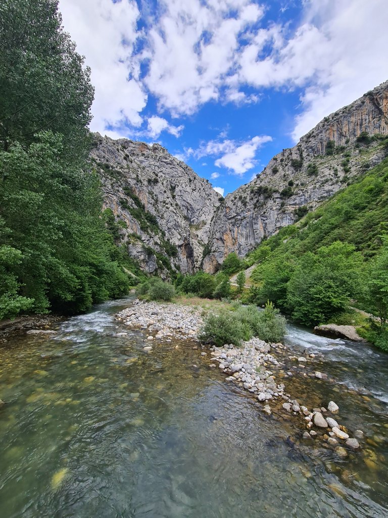 One of the points where you will be closest to the river, near the town of Caín de Valdeón (starting point).