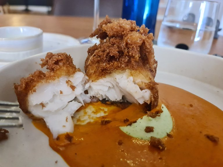 Hake in extra-crispy tempura, piquillo pepper sauce and parsley mayonnaise (€22) (3).