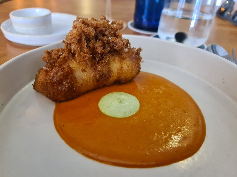 Hake in extra-crispy tempura, piquillo pepper sauce and parsley mayonnaise (€22) (1).