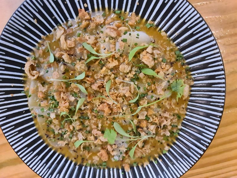 ”Thai style scallop usuzukuri” (special scallop sashimi cut on a homemade version of fish sauce, oyster sauce, brown sugar and tamarind sauce with fried chicken skin crumbs topping (€24) (3).