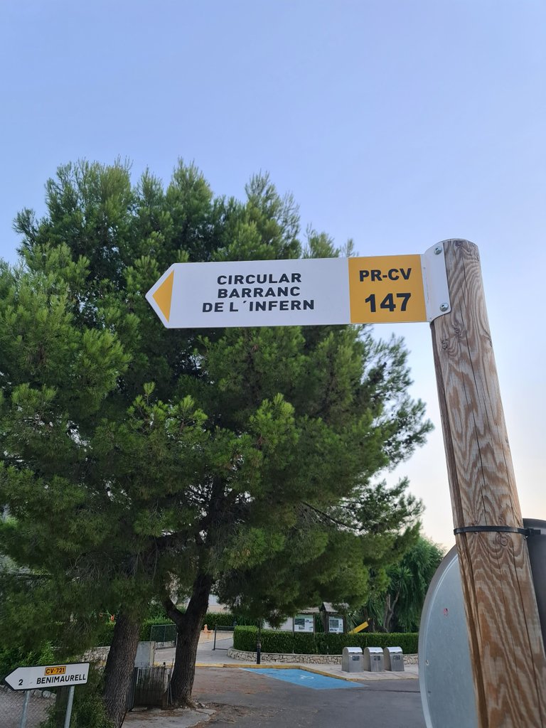 The hiking route is a 15 km. round trip, always well signposted and the starting point is just few meters from the parking lot of Fleix town, only 2 km. from Benimaurell town.