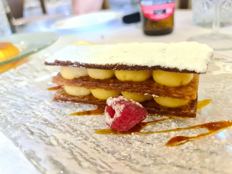 Pastry cream mille-feuille (€5.50).