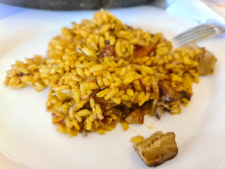 Close up of the Onion and Fresh Tuna Paella (€16.90/per person).