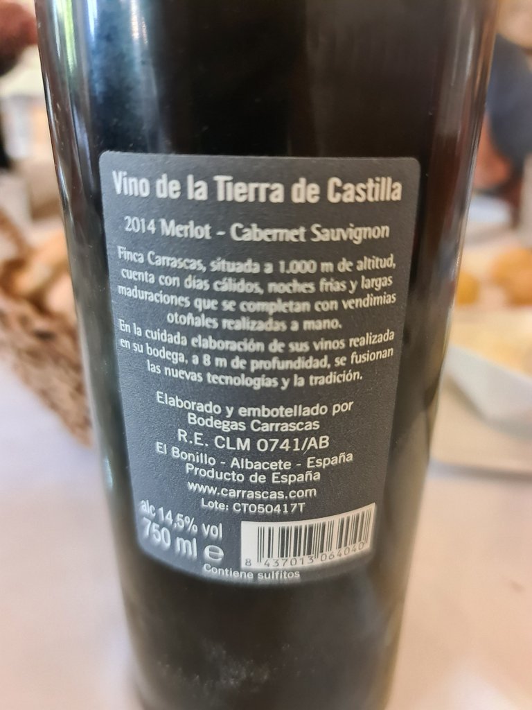 A non traditional Merlot and Cabernet Sauvignon grapes red wine from 2014, full of nuances with berries, toasted bread and minerals touches with volume and full of flavor (€26.90/bottle, at the restaurant) (2).