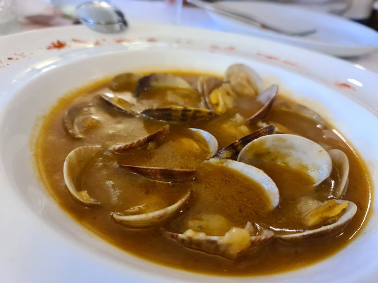 Marinera clams (on seafood sauce) (€16.90) (3).