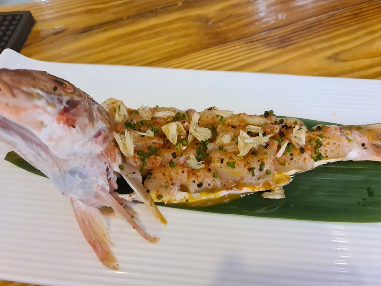 Red mullet sashimi on its spine with ”Galician caldeirada” (Galician fish stew sauce) and its fried scales (€21.90, out of menu) (3).