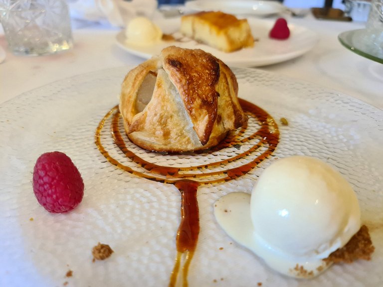 Roasted puff pastry wrapped apple stuffed with Jijona almond nougat sided with vanilla ice cream (€6.50).