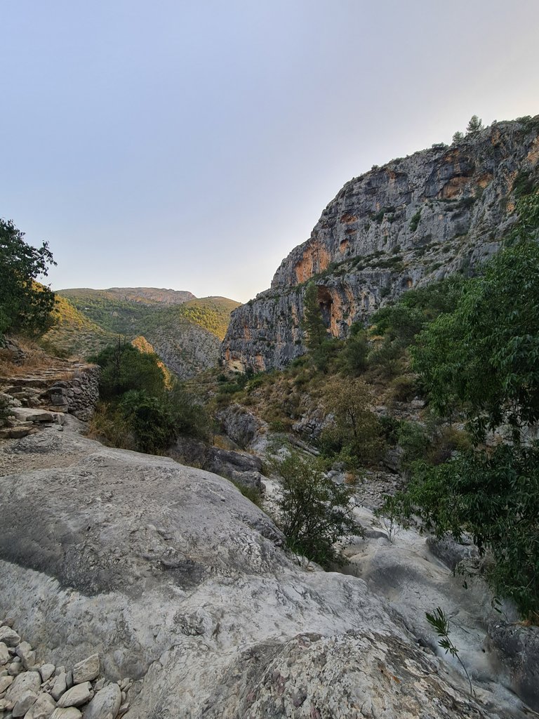 Near the bottom of the first part of the ravine, after crossing ”Juvea’s Hole”.