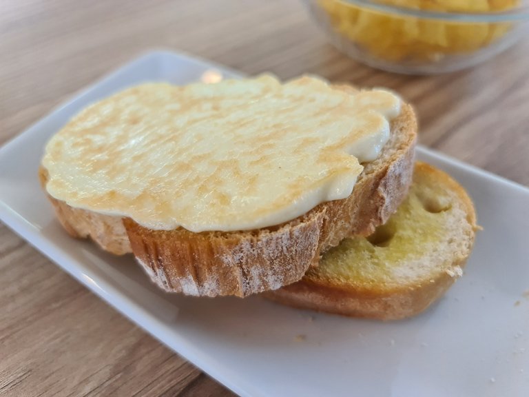 Artisan bread toast with homemade grilled aioli sauce - Second snack.