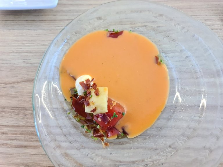 Chunky salmorejo (tomato, bread and EVOO cold cream) - First snack (2).