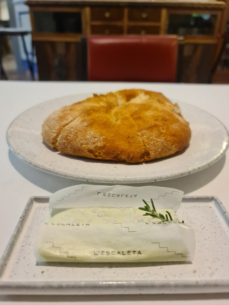 Homemade bread + homemade rosemary butter with salt flakes (included in the +€10 table service).