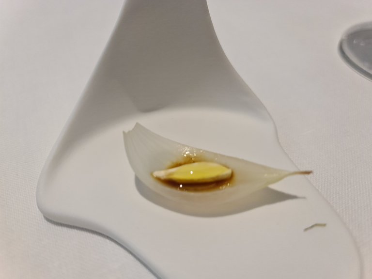 Roasted spring onion with tender almond and licorice (Second starter).