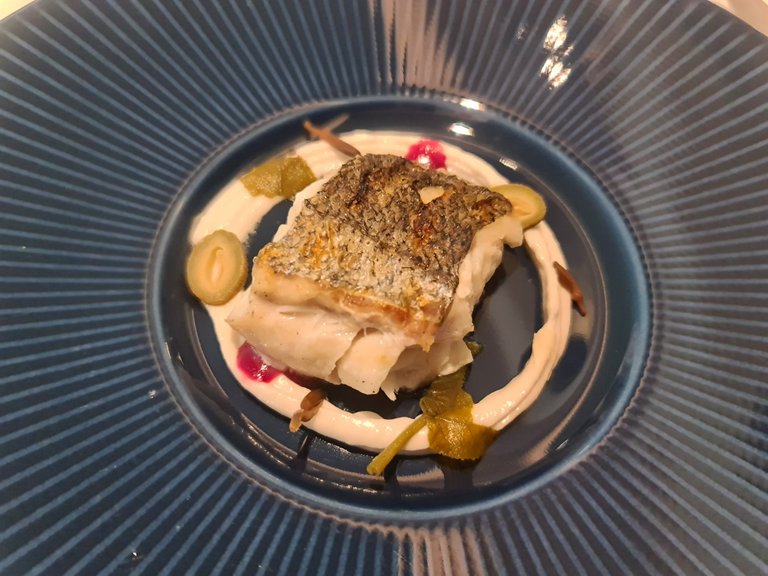 Grilled hake with its juices pilpil sauce, pickles and rose vinegar (Sixth main course) (3).