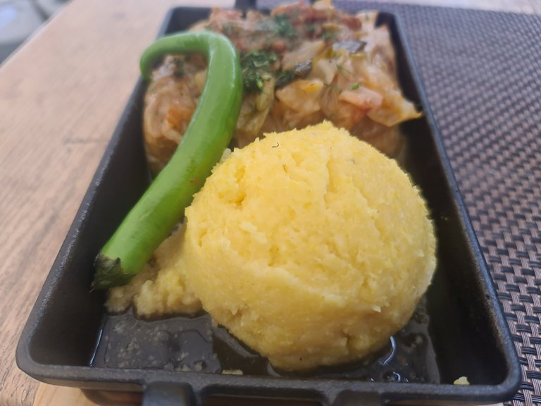 ”Sarmale Transilvane”: minced pork meat rolled into pickled cabbage leaves (similar to Korean ”kimchi”) topped with a kind of ratatouille and sided with a ball of polenta (cooked corn grits) and a fresh chili pepper (37 RON = 7.40 EUR) (4).