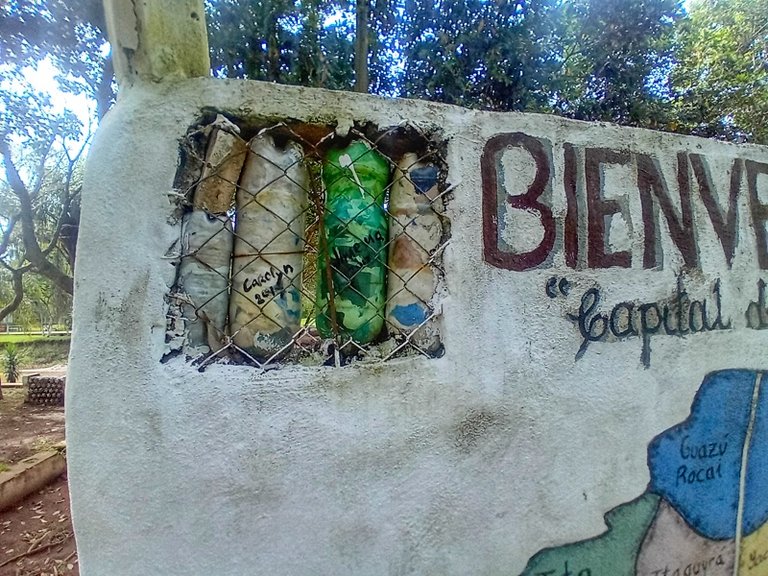 Dejaron un espacio ahí para que se pueda apreciar que el paredón está en gran parte constituido por botellas reutilizadas.