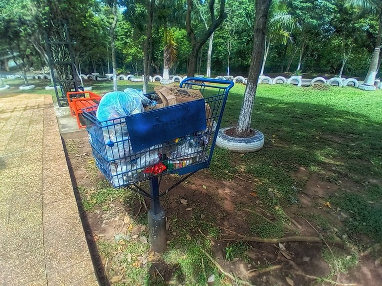Bancos, marcados de sendero y basureros todo con materiales reutilizados.