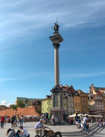 Restore it again like this!
The old town of Warsaw
There were a lot of people performing and there were quite a lot of things to see.
Jamkobi Square is more beautiful and lively at night :)